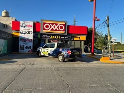 Ladrón con machete irrumpe en Oxxo y se lleva 10 mil pesos en efectivo