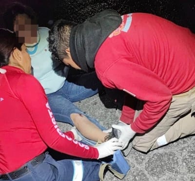 Joven en moto fue derribada por camión; conductor responsable huye