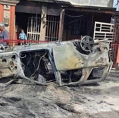Incendio misterioso en San Buenaventura: Dos vehículos calcinados y daños en vivienda