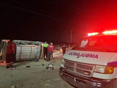 Camioneta vuelca y queda abandonada en la carretera 30; tripulantes huyen del lugar