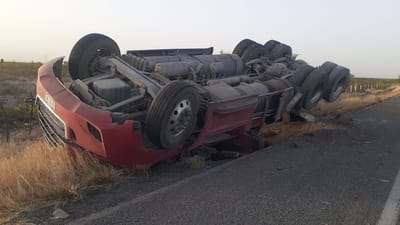 Tráiler cargado con estructuras de CFE vuelca en la carretera 57; cabina queda destruida