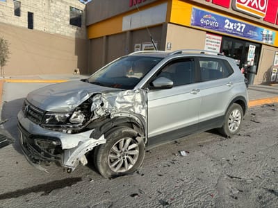 Choque entre dos vehículos en avenida Revolución Mexicana y Ramos Flores