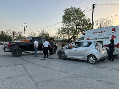 Choque entre un chevrolet Spark y una camioneta Pick Up en Av. El Potrero y Susanne Lou Pape