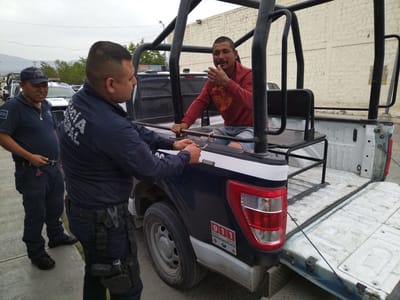 Hombre golpea a su esposa y es detenido en la colonia Óscar Flores Tapia