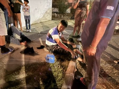 Jóvenes motociclistas resultan lesionados tras choque contra auto en Monclova
