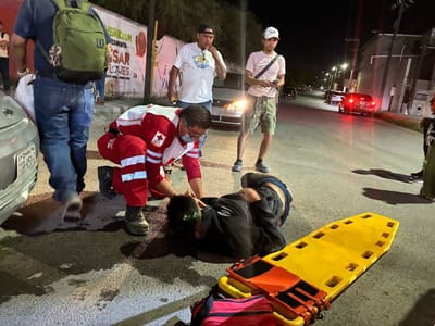 Motociclista resulta lesionado tras impactarse contra automóvil en la Ciudad Deportiva
