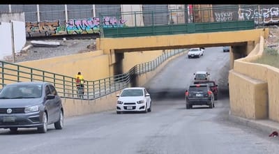 Paso desnivel en Frontera se desmorona; piden reparación urgente