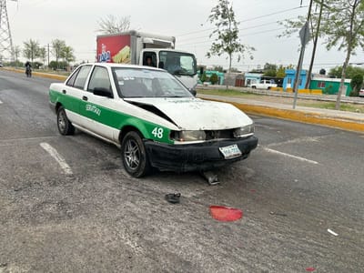 Taxista provoca choque en Monclova por exceso de velocidad