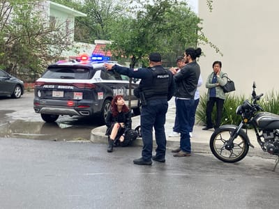 Joven termina herida en choque de motocicleta contra auto en Monclova