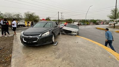 Fuerte choque en Monclova por pavimento mojado deja cuantiosos daños