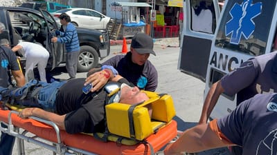 Motociclista pierde el control y sufre aparatoso accidente en Monclova