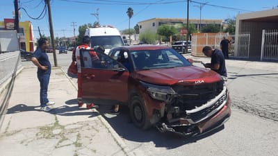Choque en la colonia Guadalupe deja dos mujeres lesionadas