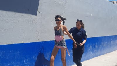 Mujer entra en casa ajena y aterroriza a sus ocupantes; la policía la detiene por falta administrativa