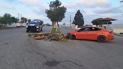 Vehículo colisiona en Bulevar Múzquiz y causa daños en infraestructura