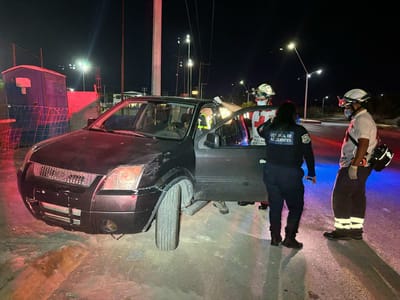 Conductor ebrio pierde el control y choca contra la banqueta en la colonia El Pueblo