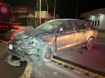 Conductor de inDriver choca contra muro de contención y pierde su vehículo