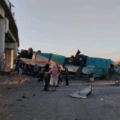 Tragedia en la carretera Torreón-San Pedro: dos muertos y 12 heridos tras caída de vehículo y autobús