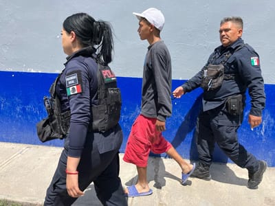 Joven es sorprendido robando y comiendo galletas en Bodega Aurrera de Monclova
