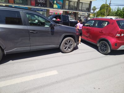 Camioneta impacta a coche tras imprudente maniobra en Monclova