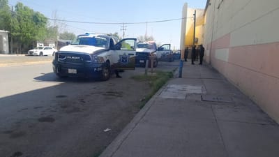 Mujer se lanza de vehículo en movimiento y luego sigue la discusión