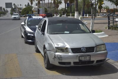Choque entre dos vehículos en cruce de bulevares Pape y Madero deja solo daños materiales