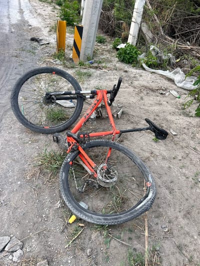 Camioneta de paquetería protagoniza choque y huye en la avenida Montessori; ciclista resulta afectado