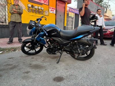 Adolescente resulta lesionado tras caída de motocicleta en cruce de Juárez y Minatitlán