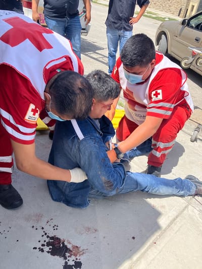 Trabajador de cable sufre aparatosa caída en la colonia Regidores de Frontera