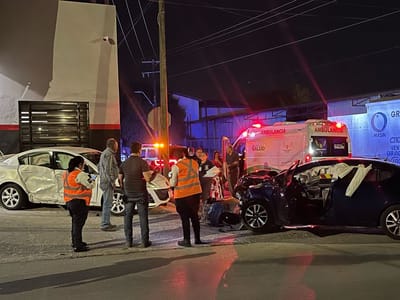 Chocan autos en la Guillén; dañan fachada de negocio