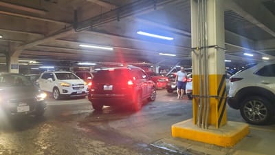 Caos vehicular en Walmart Monclova tras fuerte granizada: clientes buscan refugio en el estacionamiento subterráneo