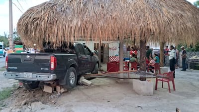 Camioneta con familia monclovense se incrusta en puesto del Ejido 8 de Enero; no hubo lesionados