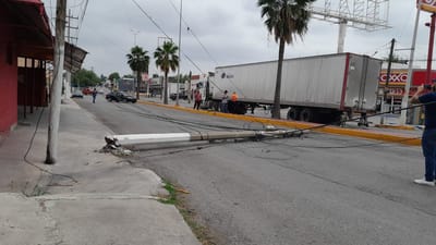 Tráiler derriba poste y provoca apagón en la colonia 28 de Junio