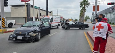 Accidente en Tepic y Colegio Militar deja dos vehículos dañados en PN