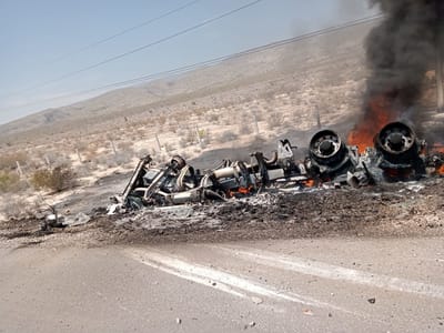 Pipa vacía se incendia luego de volcadura en Cuatro Ciénegas