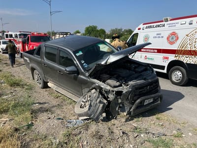 Camioneta impacta contra muros de acero en el centro de Monclova