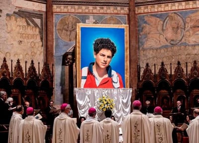 Canonización en pausa: La historia de Carlo Acutis y la espera por un nuevo Papa