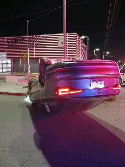 Conductor sobrevive a volcadura en la colonia Elsa Hernández de Monclova