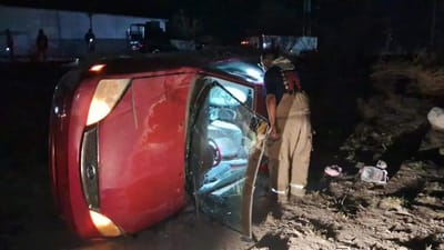 Mujer vuelca su vehículo en curva peligrosa de Frontera