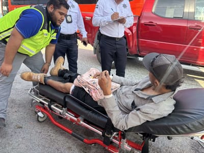 Ciclista terminó lesionado tras chocar contra camioneta en el Centro de Monclova