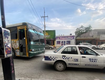 Camioneros y taxistas en pleito de nunca acabar por ganar pasaje en paradas 