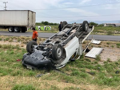 Joven vuelca camión en Frontera; solo daños materiales