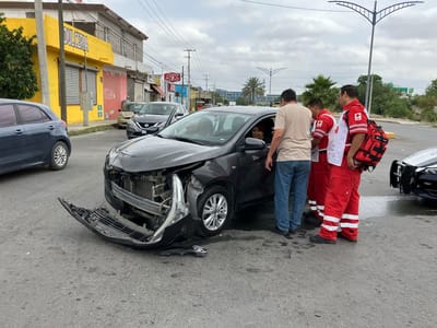 Mujer ignora alto y provoca fuerte choque en Monclova  
