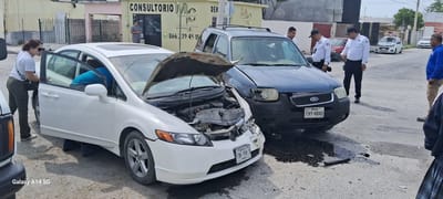 Conductor ignora alto y embiste auto con una menor a bordo en Monclova