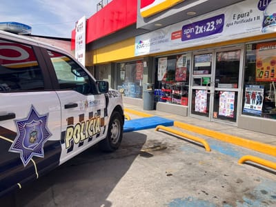 Delincuente con cuchillo roba 12 mil pesos en tienda Oxxo de Monclova 