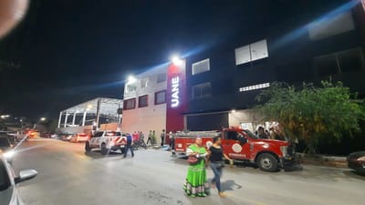 Evacúan a alumnos de la UANE por falsa alarma; reportaron contingencia que resultó ser un corto circuito menor