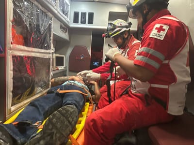 Choca motocicleta contra camioneta en la colonia 21 de Marzo; hay un lesionado