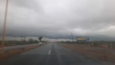 Camioneta Silverado registra aparatosa volcadura en carretera Monclova-Monterrey