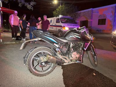 Motociclista cae tras ser impactado por camioneta en la colonia Obrera