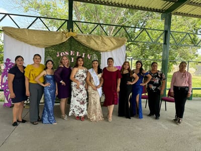 Lily Quiñones corona a Joselin I y Sergio Ortiz I en festejo del Día del Estudiante