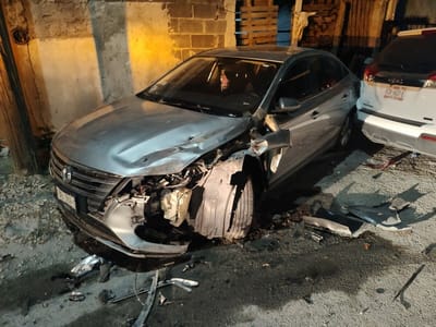 Dama hace chuza con vehículos estacionados